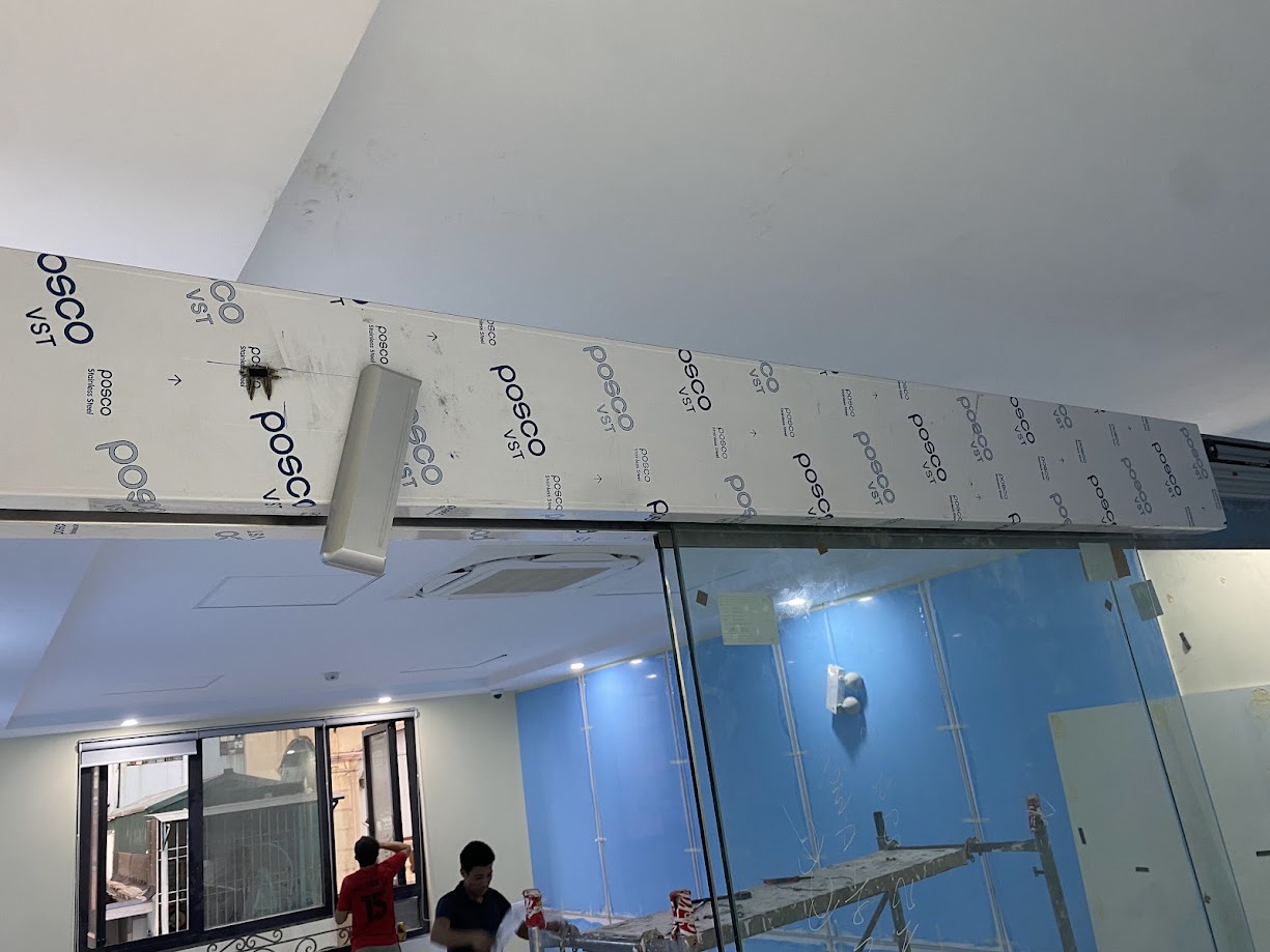 Thanh ray cửa kính trượt Posco VST đang lắp đặt trong phòng làm việc nội thất hiện đại